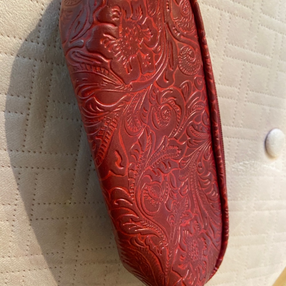 Zippered red engraved floral design soft shell case - Picture 5 of 9